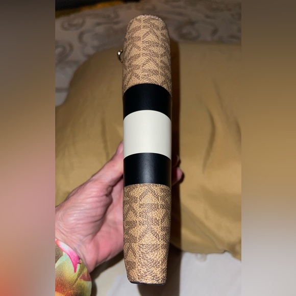 Michael Kors Large Double Zip Wallet / Wristlet with Blk/Wht Color Block - Picture 6 of 16